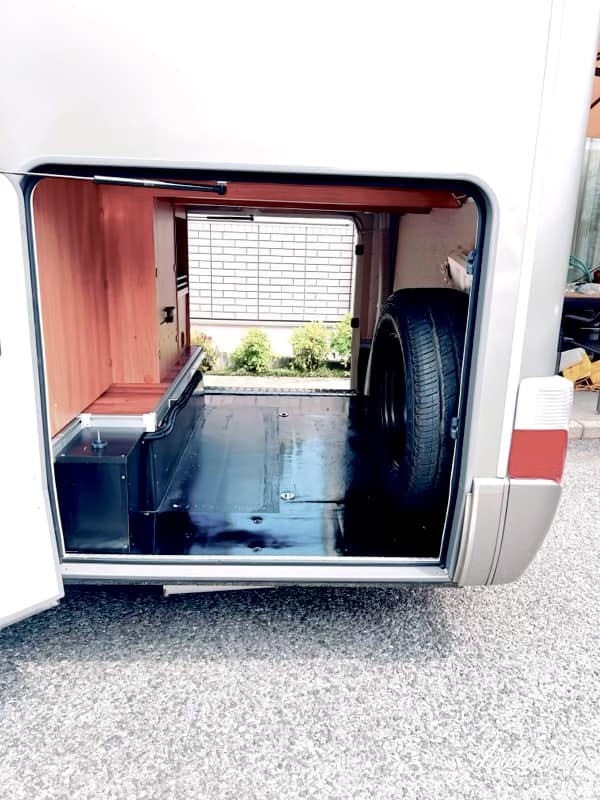 After. トランク内バッテリーは撤去して室内に移設