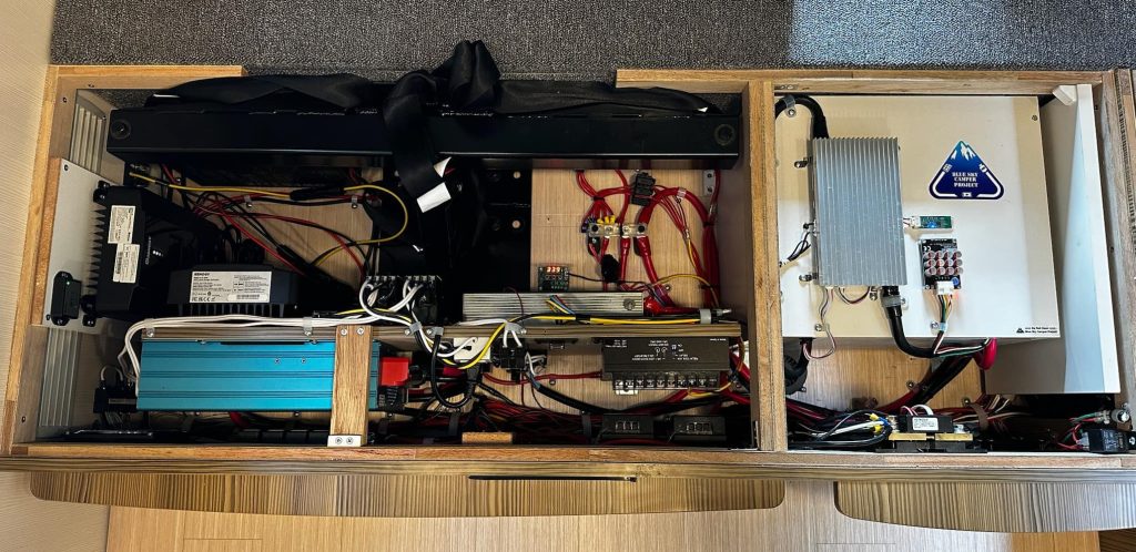 After. 鉛バッテリー2個分のスペースに600Ahが収まります。