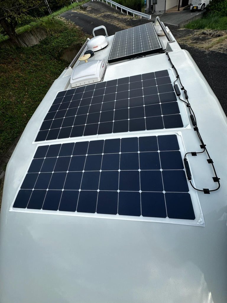 ソーラーパネルの取付により、停車中でも発電でき、エアコン稼働などの場合でもバッテリーからの持ち出しをかなり減らす事が出来ます。